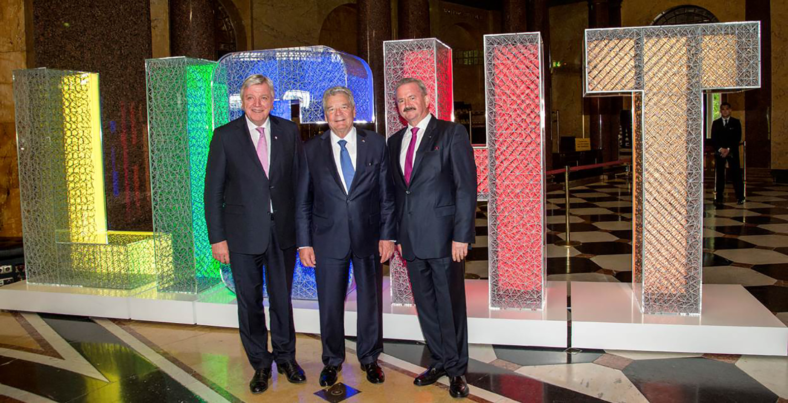 Bundespräsident Joachim Gauck, Volker Bouffier, Ministerpräsident des Landes Hessen, und Fraunhofer-Präsident Reimund Neugebauer vor dem zwei Meter hohen »LIGHT«-Exponat. Die Buchstaben bestehen aus einer komplex geformten luftigen Gitterstruktur.