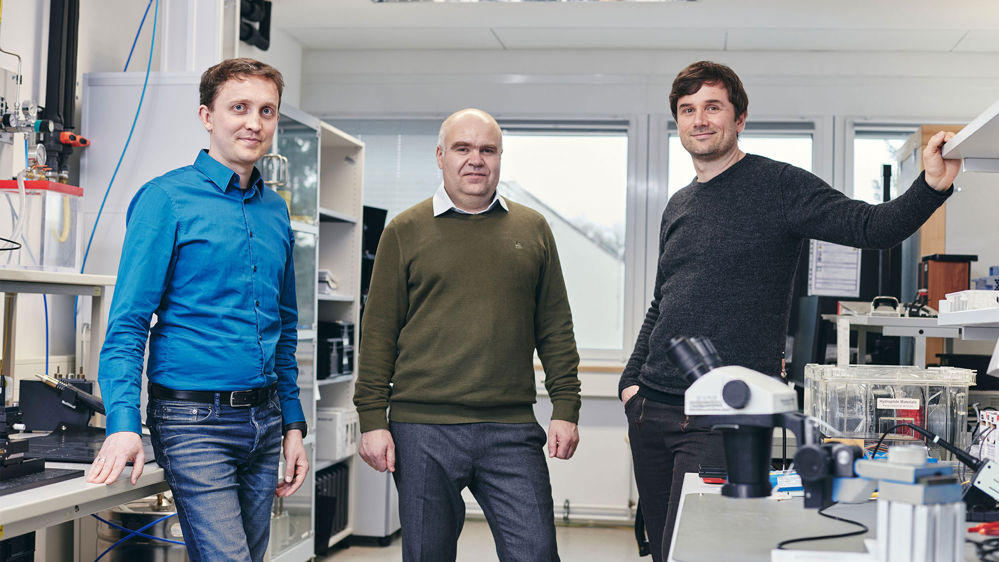 Das Forscherteam: Dr. Bert Kaiser und Dr. Sergiu Langa vom Fraunhofer IPMS sowie Holger Conrad von der Bosch Sensortec GmbH (v.l.n.r.).