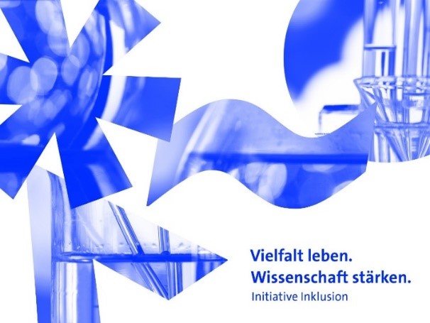 Logo der Initiative Inklusion mit stilisierten blauen Formen, die an Laborausstattung erinnern. Der Schriftzug lautet: 'Vielfalt leben. Wissenschaft stärken. Initiative Inklusion'.