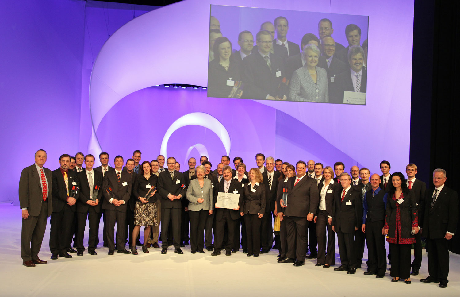 Die Preisträger der Wissenschaftspreise auf der Fraunhofer-Preisverleihung am 19. Mai 2010 in Leipzig mit Dr. Arend Oetker, Präsident des Stifterverbandes für die Deutsche Wissenschaft (links außen), Frau Prof. Dr. Annette  Schavan, Bundesministerin für Bildung und Forschung (Bildmitte) und Prof. Dr. Hans-Jörg Bullinger, Präsident der Fraunhofer-Gesellschaft (rechts außen)