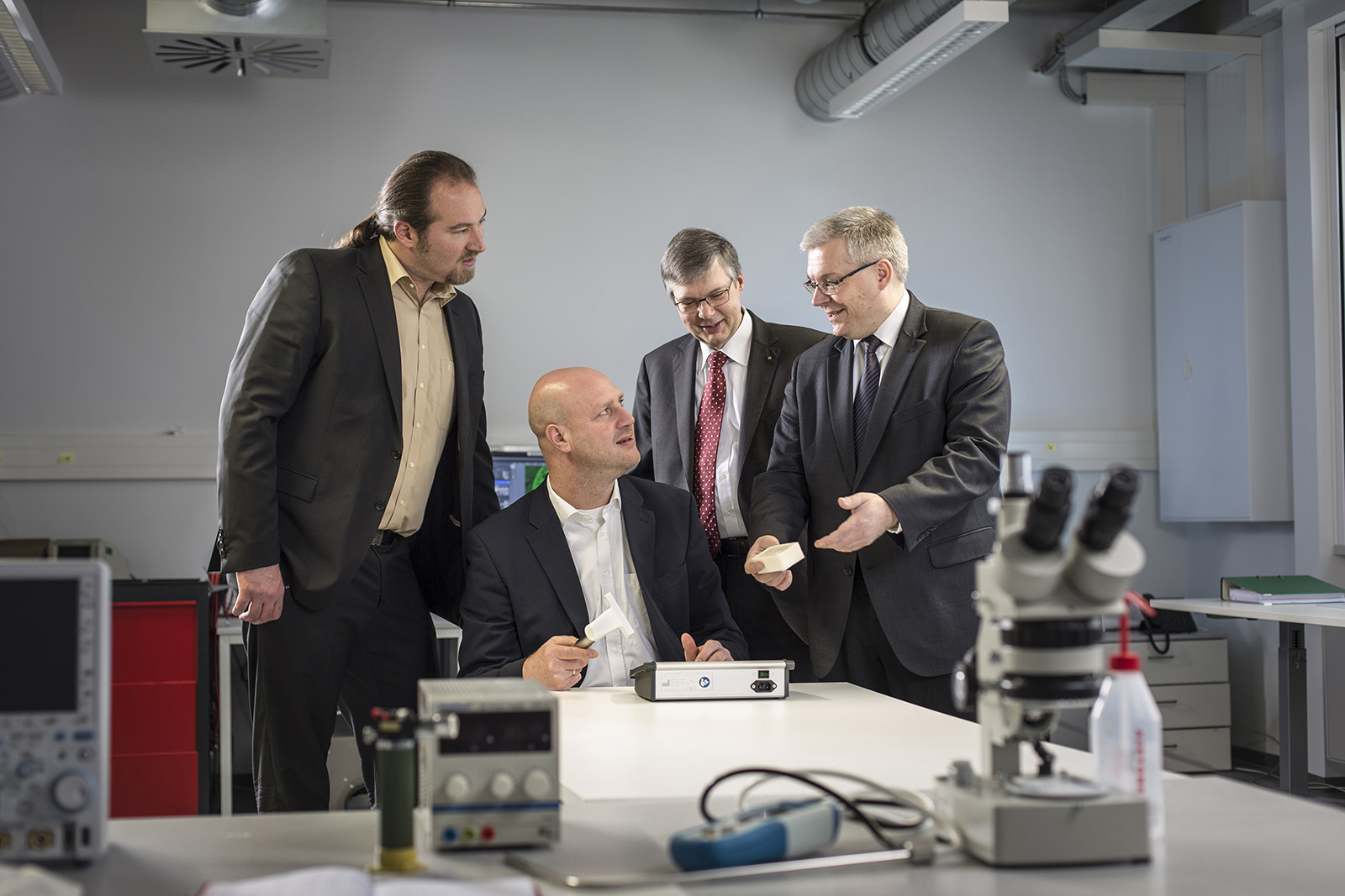 Mit Hilfe der Medizintechniklösung PlasmaDerm können Dr. Andreas Helmke, Dr. Dirk Wandke (Cinogy GmbH), Prof. Wolfgang Viöl und Prof. Steffen Emmert (Universitätsmedizin Göttingen) die Heilung von Wunden beschleunigen (v.l.n.r.).