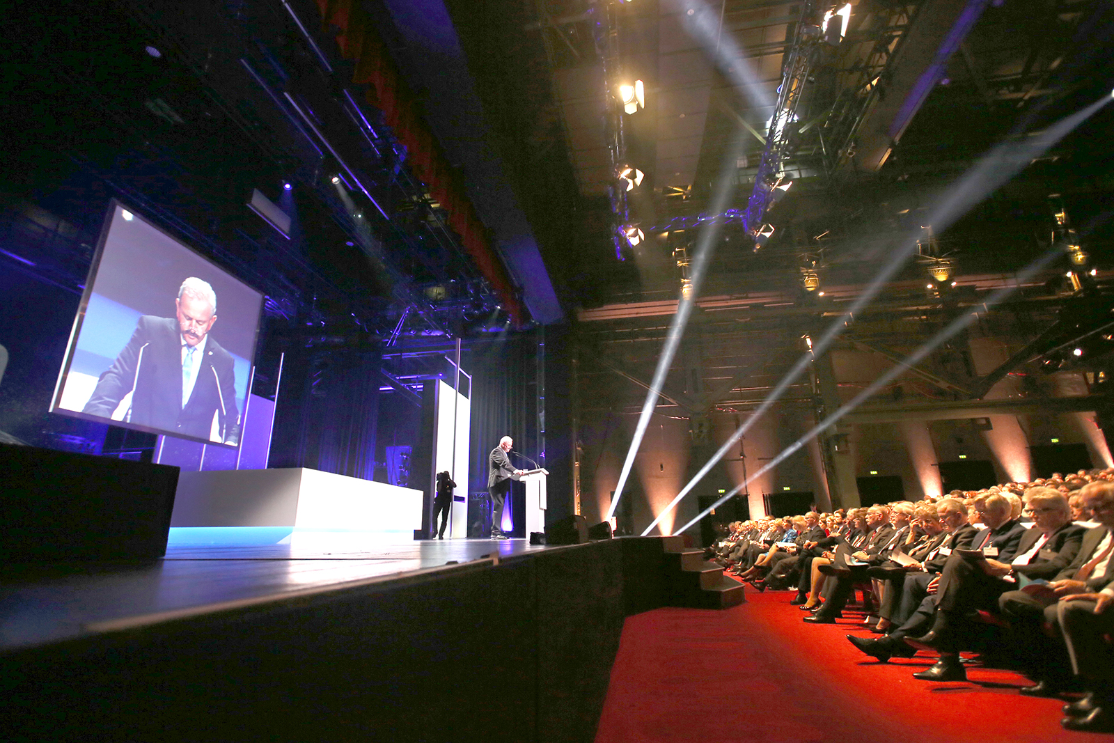 Im Colosseum in Essen stellte Fraunhofer-Präsident Reimund Neugebauer zur Jahrestagung die Strategie der Fraunhofer-Gesellschaft vor.