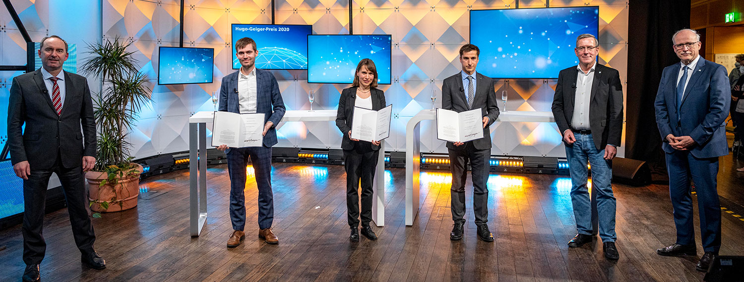 Minister Hubert Aiwanger mit den Hugo-Geiger-Preisträgern: Dr. Simon Fichtner, Dr. Annelie Schiller, Dr. Christian Kalupka. Zu den Gratulanten gehörten auch die Fraunhofer-Vorstandsmitglieder Andreas Meuer und Prof. Alexander Kurz (v.l.n.r.). Alle Teilnehmer hatten sich vor der Veranstaltung einem Corona-Schnelltest unterzogen.