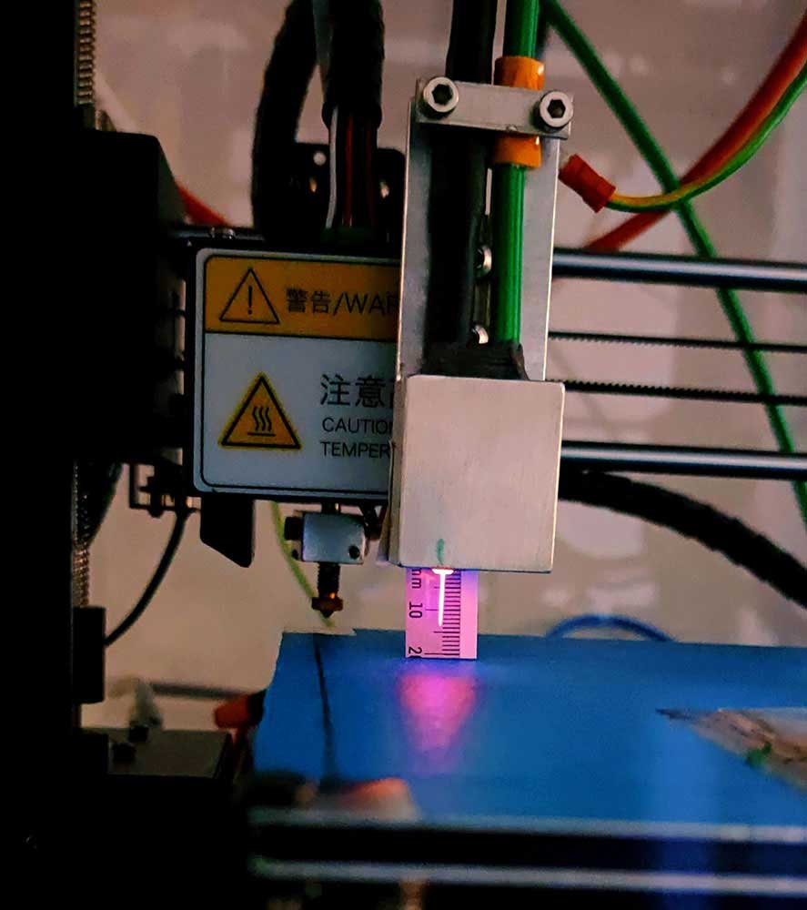 An einen FDM-3D-Drucker montierte Plasmadüse zur sequentiellen Behandlung eines 3D-Druckes. 