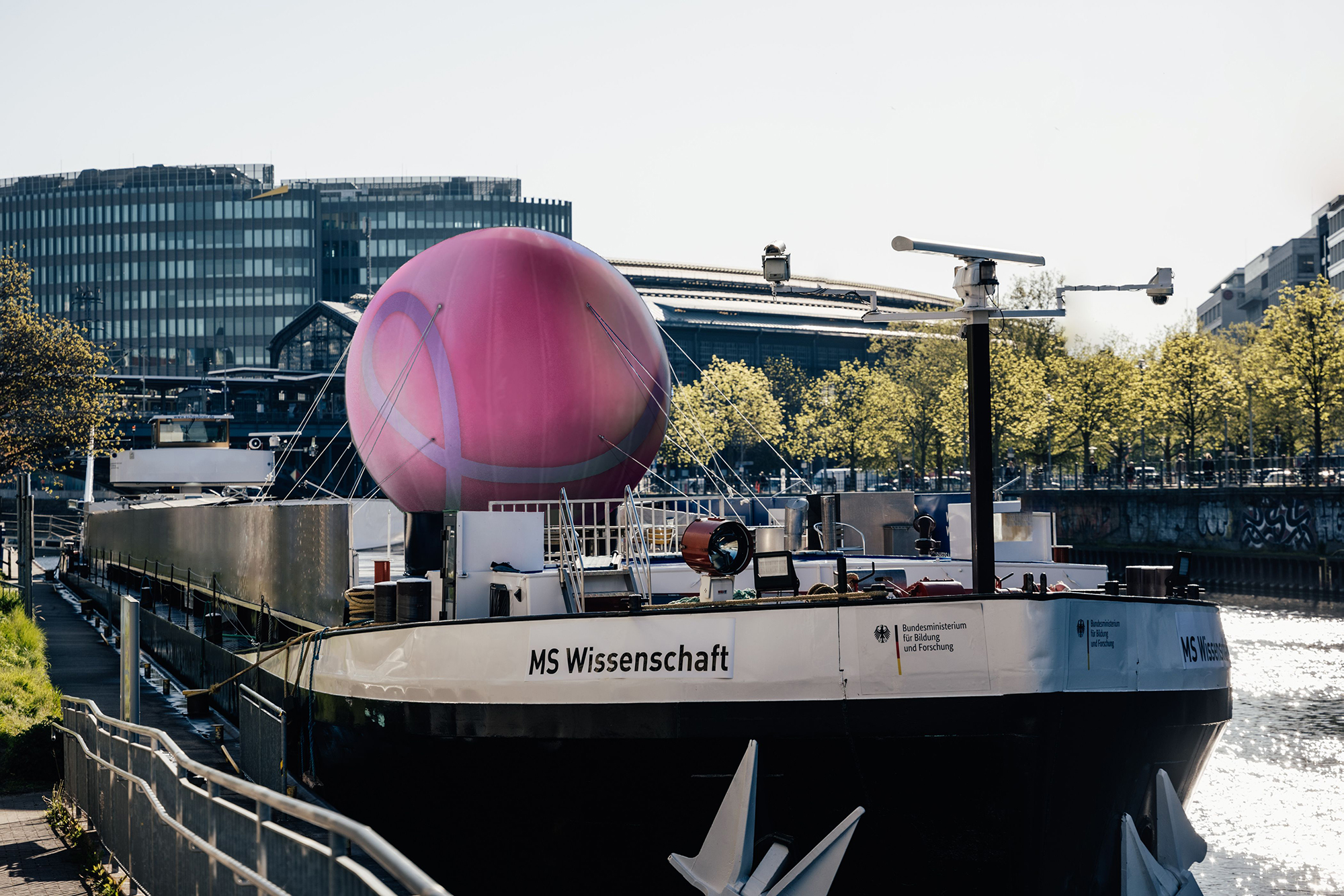 Die MS Wissenschaft, ein schwimmendes Science Center mit Exponaten zum Ausprobieren und Mitmachen. 