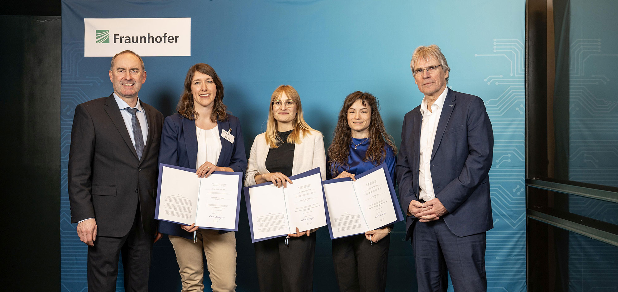 Hubert Aiwanger (links), Prof. Dr.-Ing. Holger Hanselka (rechts) und die Preisträgerinnen des Hugo-Geiger-Preises 2024 (v.l.n.r.): Dr. Patricia Erhard, Dr. Kerstin Müller und Dr. Sarah Klein.