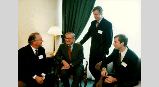 Gründung Fraunhofer USA: Fraunhofer-Präsident Prof. Dr. Hans-Jürgen Warnecke, Dr. John P. McTague (Chairman, National Advisory Coucil, Vice President Technical Affairs, Ford Motor Co., Dr. Dirk-Meints Polter (President Fraunhofer USA), Frank Treppe (Vice President &amp; Chief Operating Officer Fraunhofer USA) (v.l.n.r.)