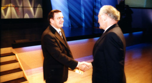 Fraunhofer Annual Meeting 1999: Chancellor Gerhard Schröder congratulates Fraunhofer President Prof. Hans-Jürgen Warnecke on the 50th anniversary of the Fraunhofer-Gesellschaft.