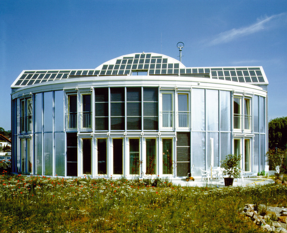 Das erste energieautarke Solarhaus in Deutschland, konzipiert vom Fraunhofer-Institut für Solare Energiesysteme ISE, geht 1992 in Betrieb.