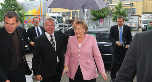 Chancellor Angela Merkel and Professor Hans-Jörg Bullinger at the Fraunhofer Award Ceremony 2009 in Munich.