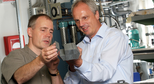 Joseph von Fraunhofer Prize 2009: Jörg Adler (l.) and Reinhard Lenk (r.) from the Fraunhofer IKTS.