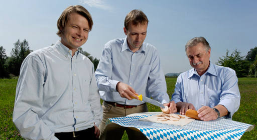 Technology Award &quot;Human-Centered Technology&quot; 2007: Dipl.-Ing. Christian Zacherl, Dr.-Ing. Peter Eisner, Dr. Klaus Müller Fraunhofer Institute for Process Engineering and Packaging IVV. (from left to right) 