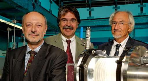 Joseph von Fraunhofer Award 2007: Prof. Dr. med. Walter Trösch (right), Dr.-Ing. Werner Sternad (left) from the Fraunhofer Institute for Interfacial Engineering and Biotechnology IGB) and Dr. Ing. Harald Hiessl (center) from the Fraunhofer Institute for Systems and Innovation Research ISI).