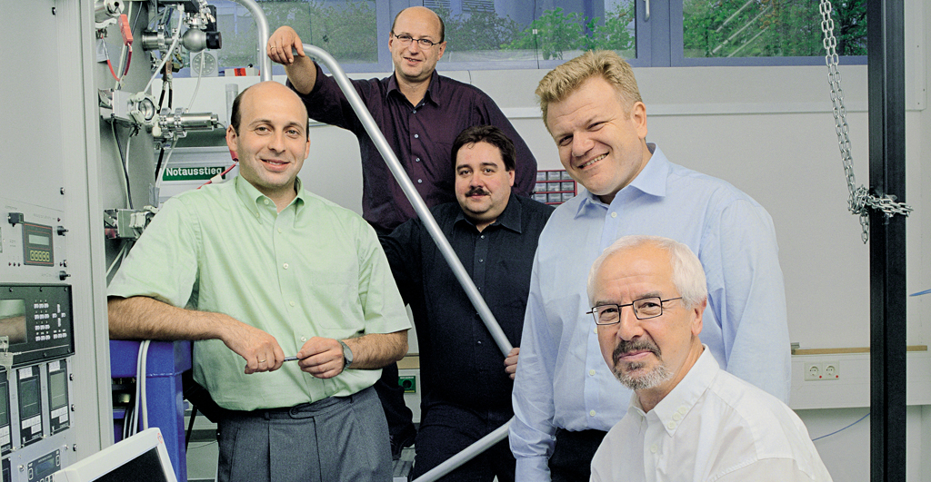 Science Prize of the Stifterverband 2003: Alexander Molchanov, Dr. Jochen Friedrich, Oliver Gräbner, Gheorghe Ardelean and Prof. Georg Müller (from left to right), here without their colleagues from SCHOTT.