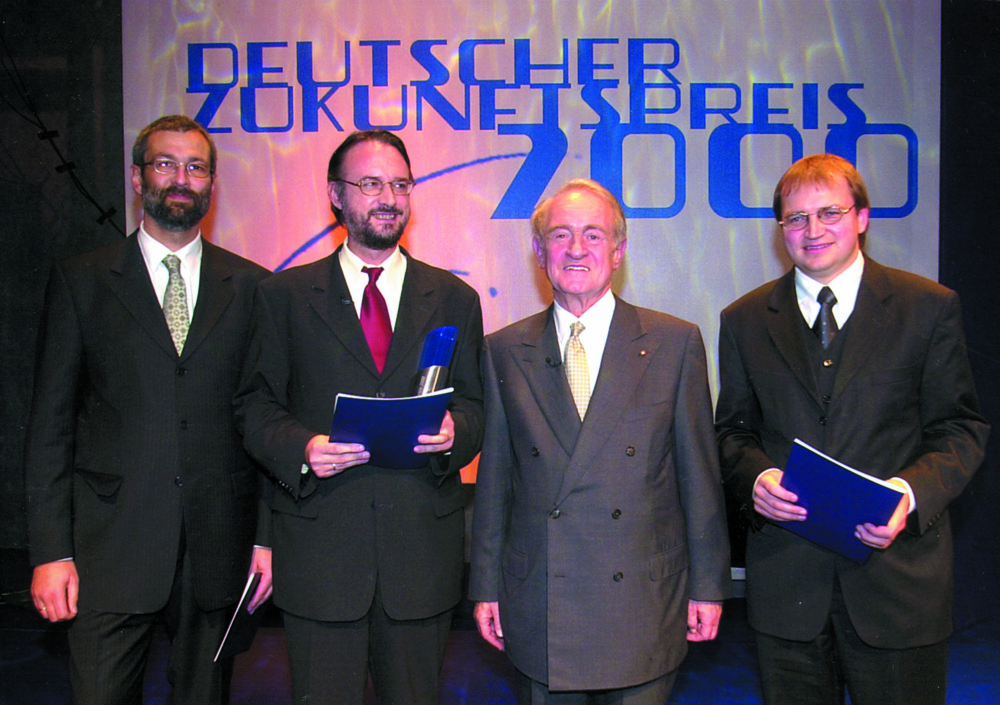 Karlheinz Brandenburg, Bernhard Grill and Harald Popp from the Fraunhofer Institute for Integrated Circuits IIS receive the 2000 German Future Prize from the Federal President Johannes Rau.