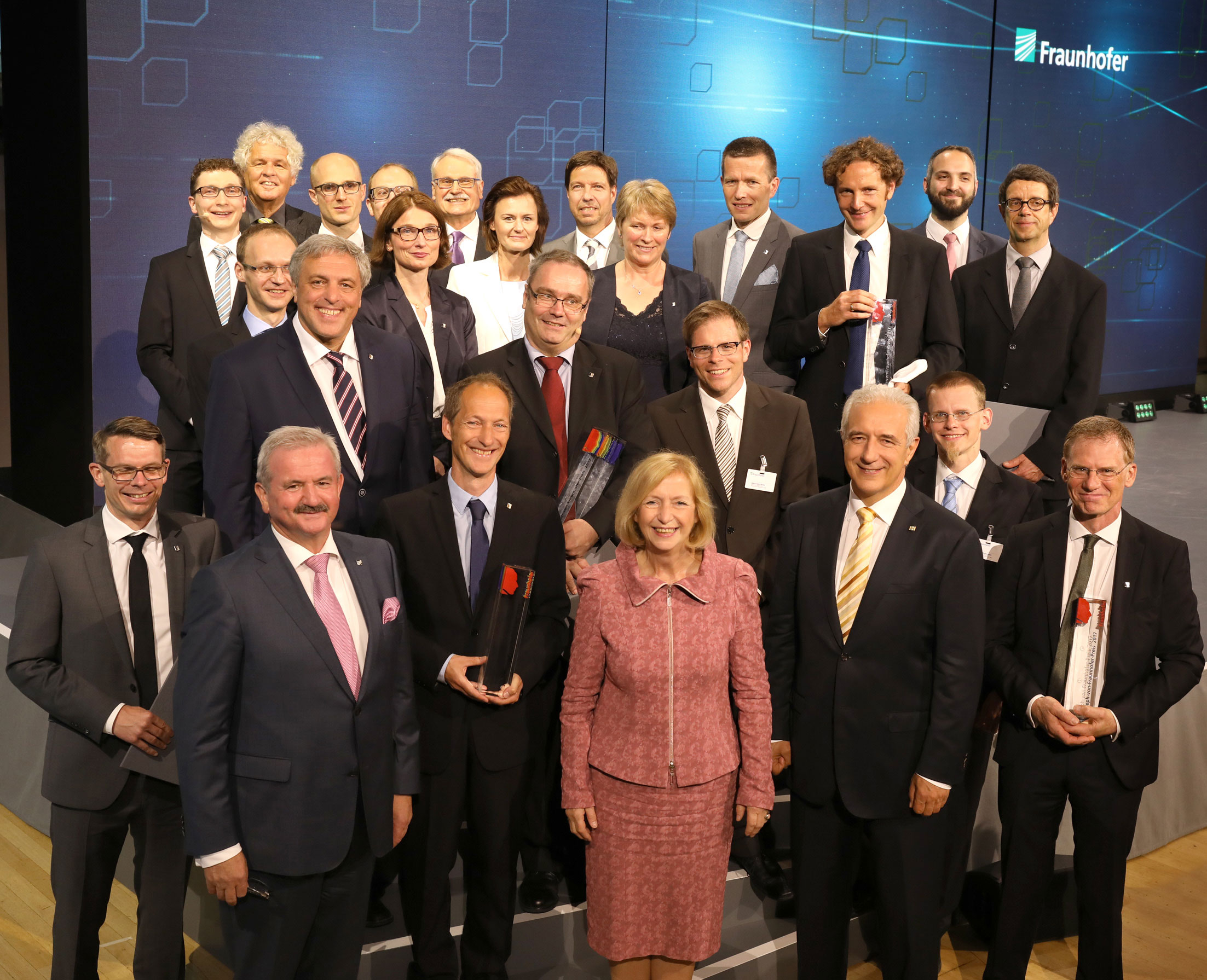 Prof. Reimund Neugebauer, President of the Fraunhofer-Gesellschaft, Prof. Dr. Johanna Wanka, Federal Minister for Education and Research, Stanislaw Tillich, Prime Minister of the Free State of Saxony (from left to right) and all winners 2017.