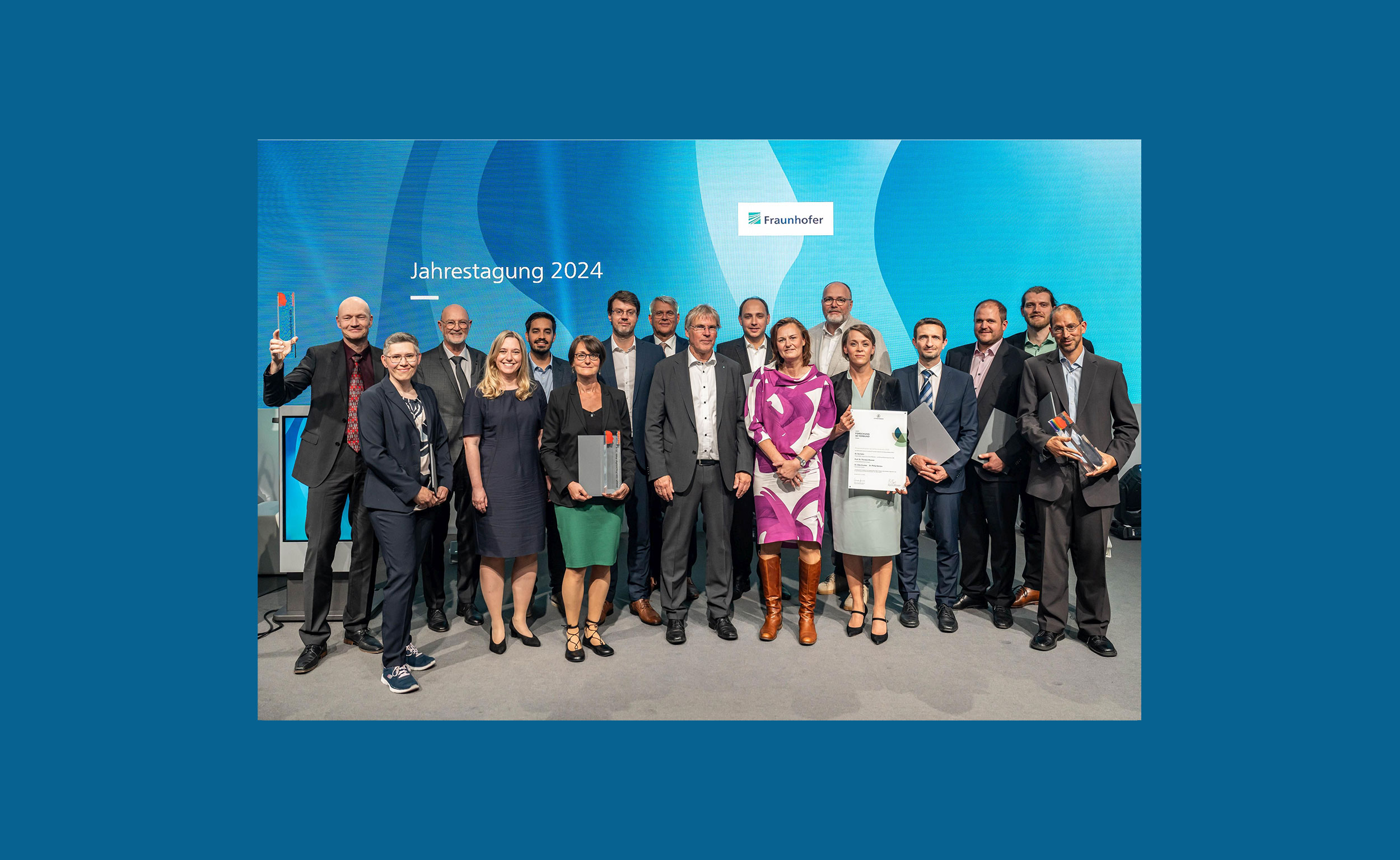 Die Preisträgerinnen und Preisträger der Fraunhofer-Jahrestagung 2024 mit Fraunhofer-Präsident Prof. Dr.-Ing. Holger Hanselka und den Laudatorinnen und Laudatoren.
