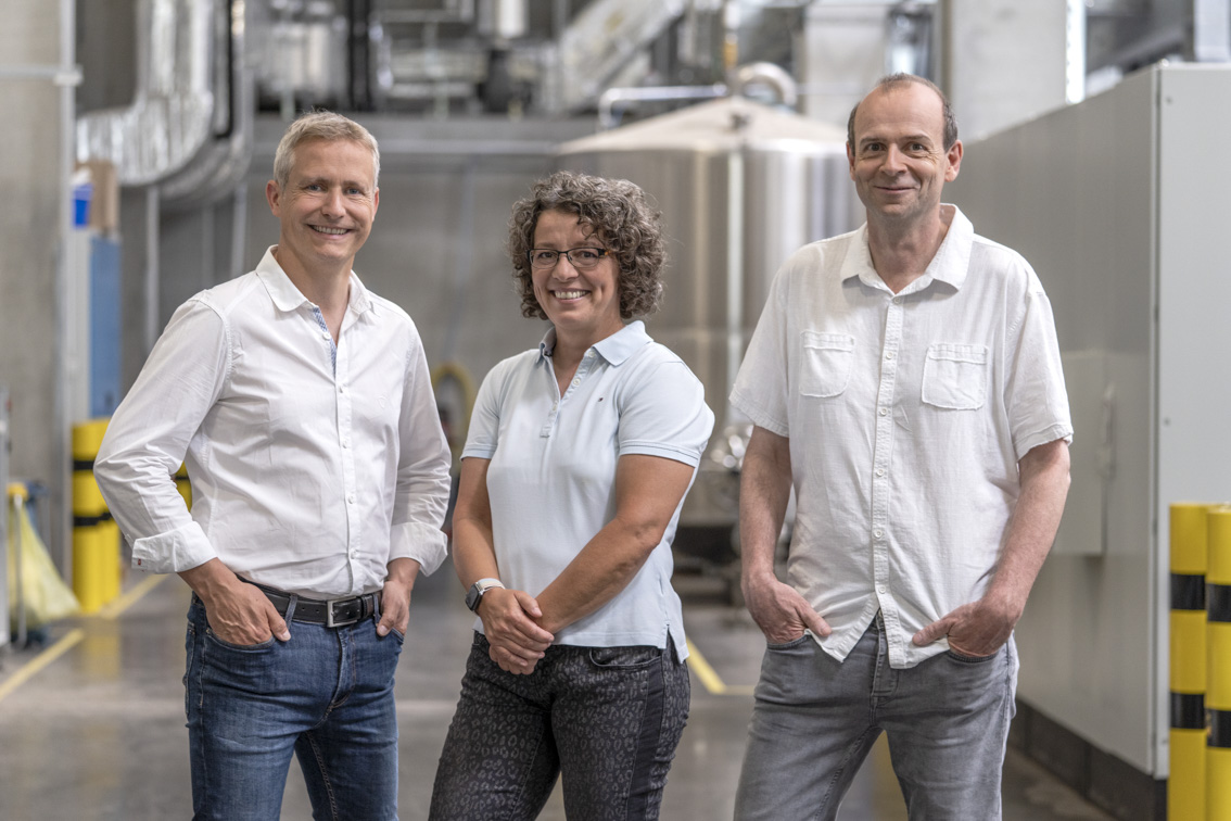 Ein Team um Dr. Christian Schulze Gronover (Fraunhofer-Institut für Molekularbiologie und Angewandte Oekologie IME), Dr. Carla Recker (Continental) und Prof. Dr. Dirk Prüfer (Westfälische Wilhelms-Universität Münster) waren mit dem gemeinsamen Projekt »Nachhaltige Reifen durch Löwenzahn – Innovationen aus Biologie, Technik und Landwirtschaft« für den Deutschen Zukunftspreis 2021 nominiert. 