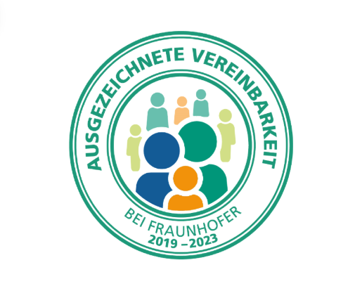 Rundes Logo mit der Aufschrift 'Ausgezeichnete Vereinbarkeit bei Fraunhofer 2019–2023'. In der Mitte eine stilisierte Darstellung von Menschen in unterschiedlichen Farben, die Vielfalt und Gemeinschaft symbolisieren..