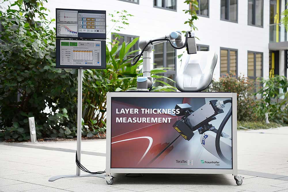Cobot-assisted terahertz measuring device for coating thickness measurement on plastic and metal.