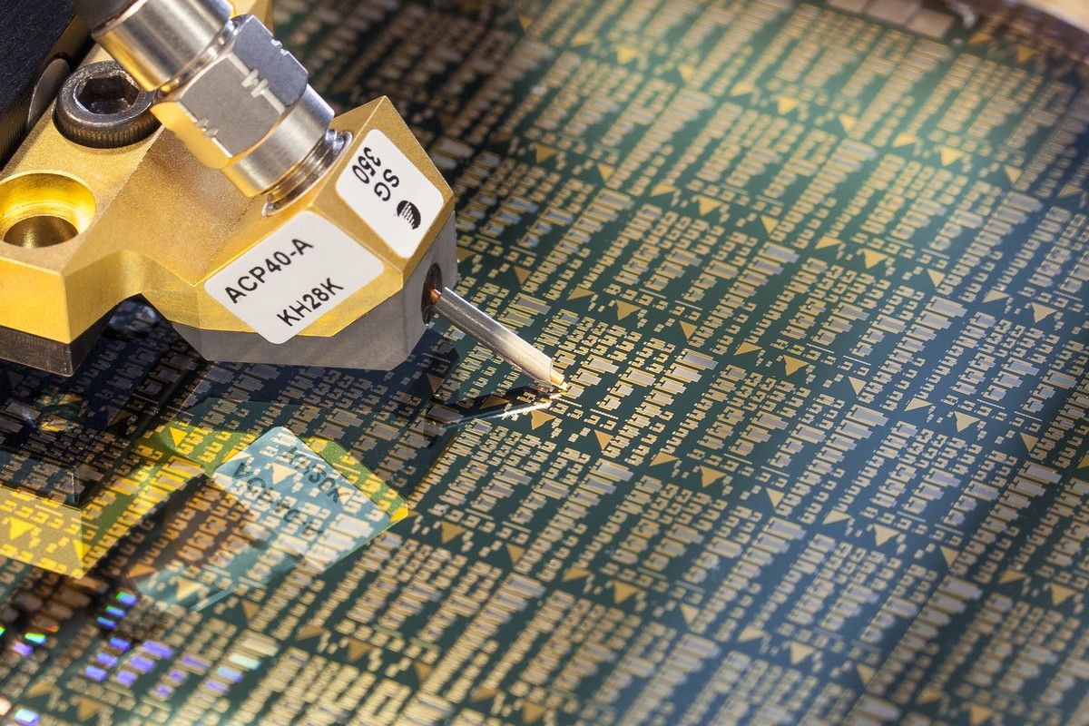 Leistungshalbleiter auf Basis von Aluminiumscandiumnitrid (AlScN) Auf Basis des Leistungshalbleiters AlScN entwickelt das Fraunhofer IAF energieeffiziente Schaltungen und Komponenten