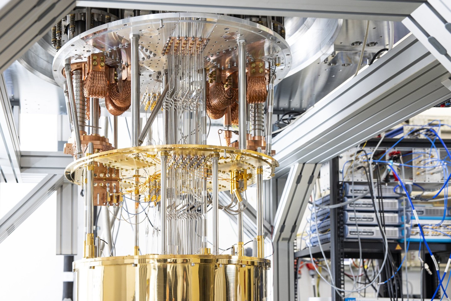 Kryogener Aufbau und Ansteuerung eines supraleitenden Quantencomputers am Forschungszentrum Jülich