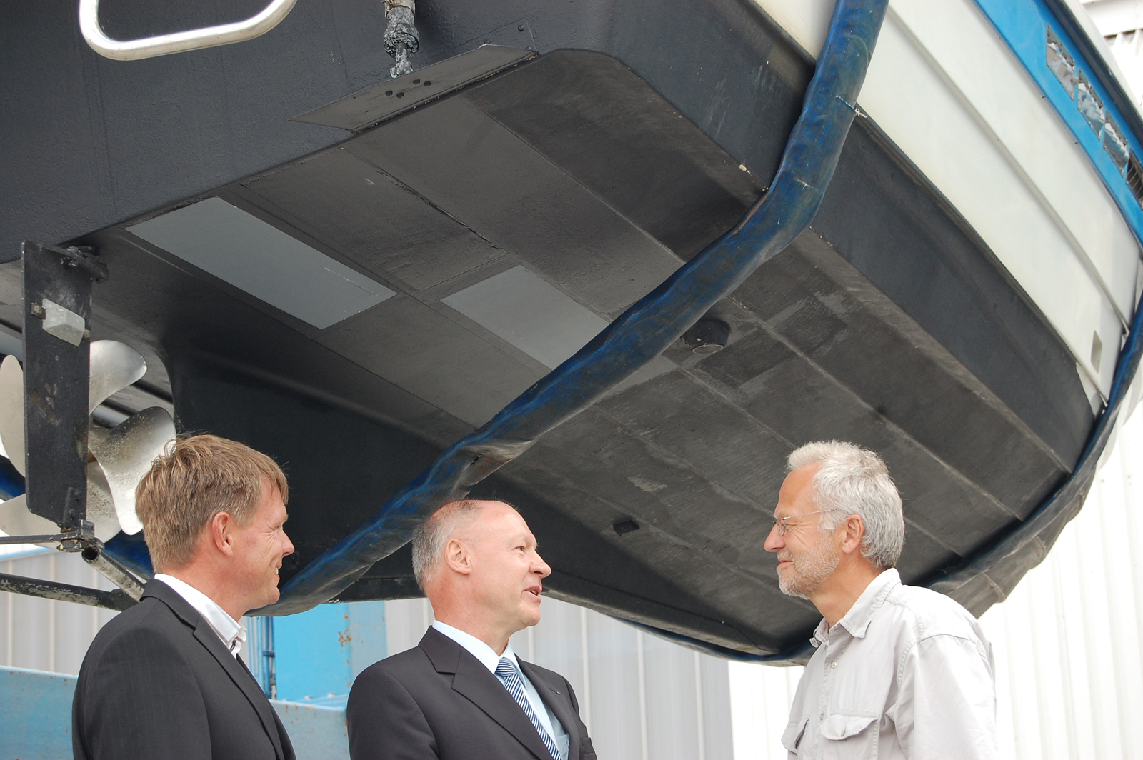 rn12_fo3_g_Keeping ship hulls free of marine organisms Picture: Researchers and ship