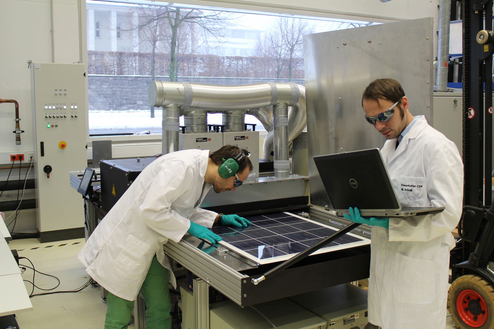 rn06_06_g_Embedding photovoltaic modules more quickly picture: scientist