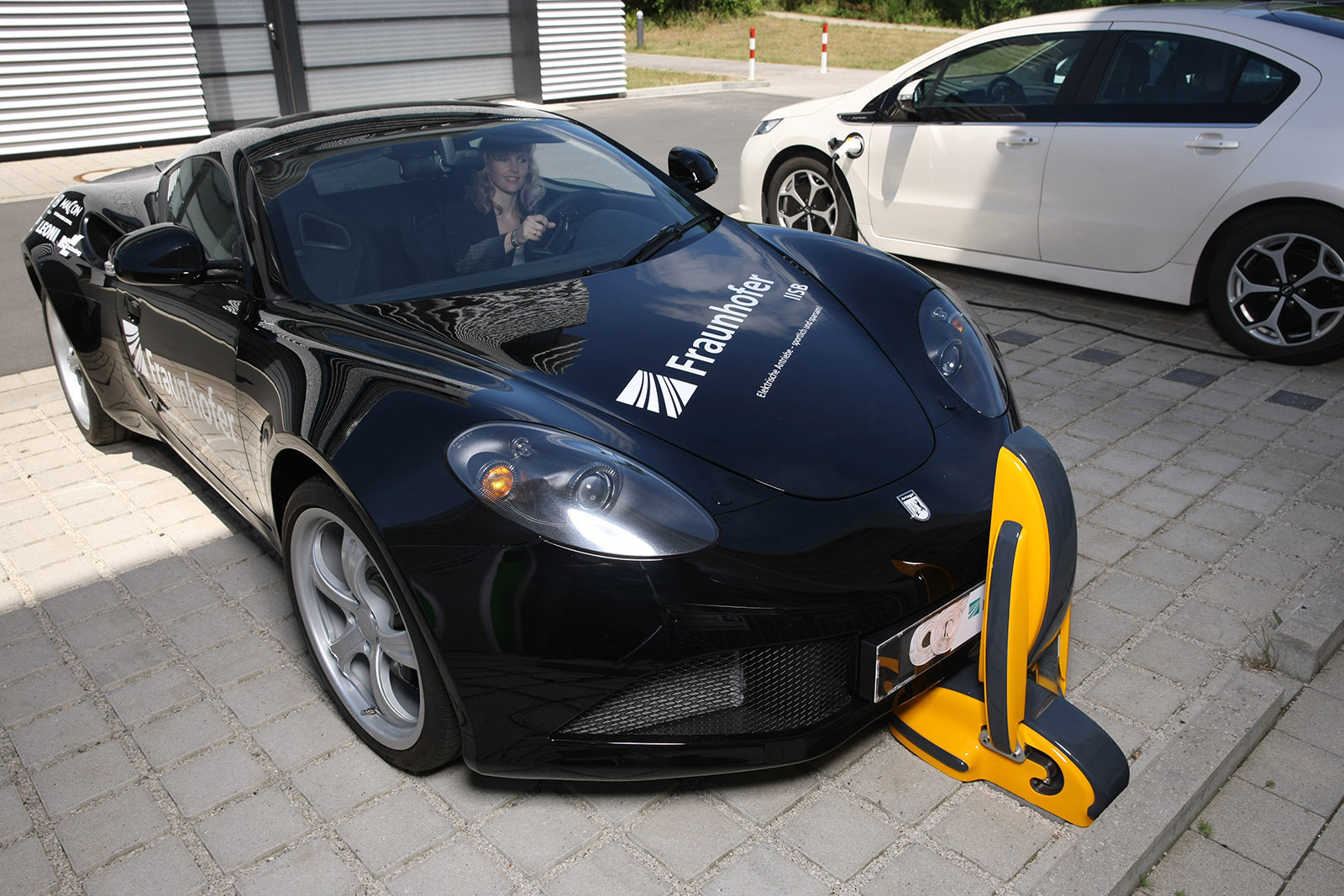 Charging electric cars efficiently inductive