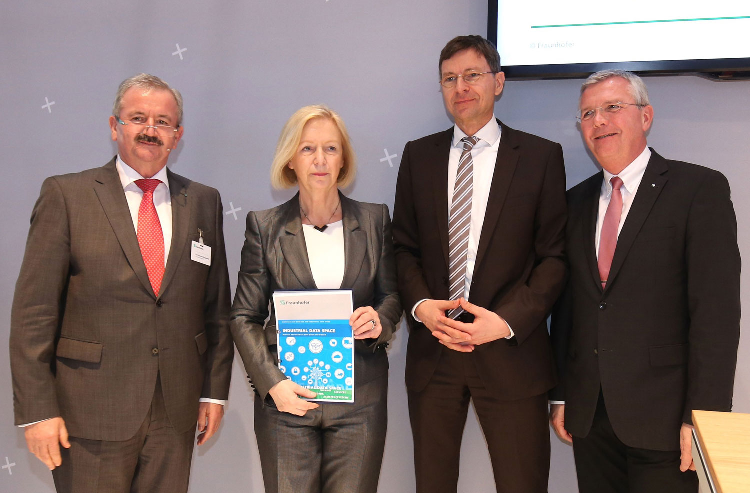 Prof. Reimund Neugebauer, President of the Fraunhofer-Gesellschaft, Prof. Johanna Wanka, Federal Minister of Education and Research, Prof. Stefan Wrobel, Director of the Fraunhofer Institute for Intelligent Analysis and Information Systems IAIS and Prof. Michael ten Hompel, Director of the Fraunhofer Institutes for Material Flow and Logistics IML and for Software and Systems Engineering ISST (from left to right).