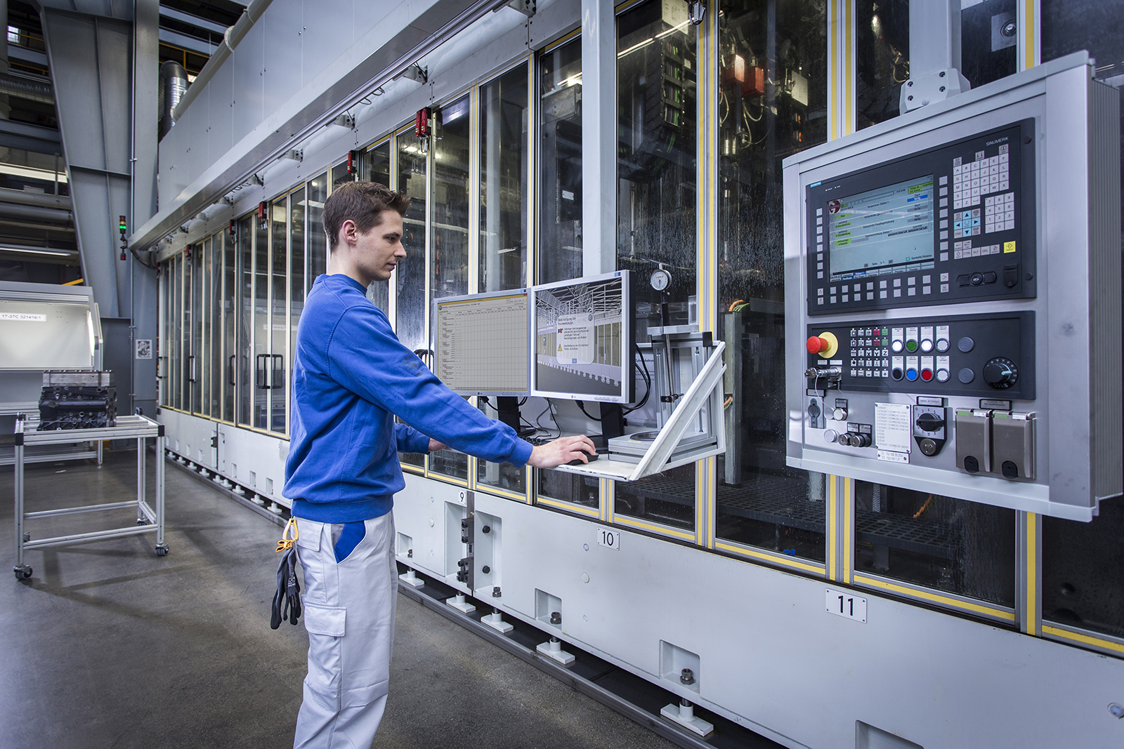 The honing machine at VW’s plant in Salzgitter. Experts from the Fraunhofer IFF in Magdeburg have developed a digital assistance system for quality inspection and integrated it in the production process.