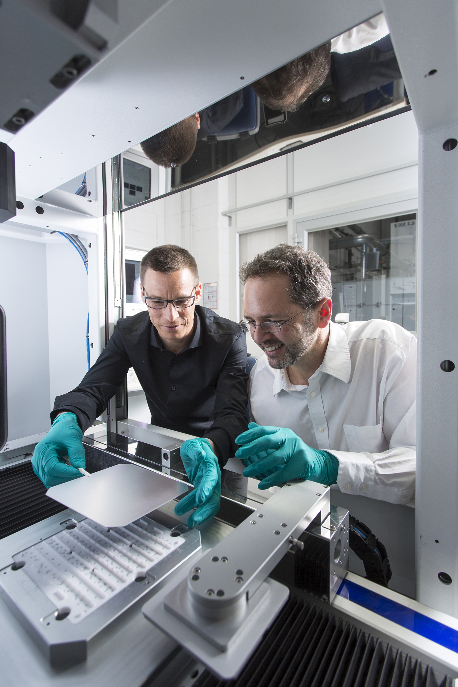 Dr. Jan Nekarda and Dr.-Ing. Ralf Preu (from the left) developed the Laser Fired Contact process for series manufacturing of highly efficient PERC solar cells.
