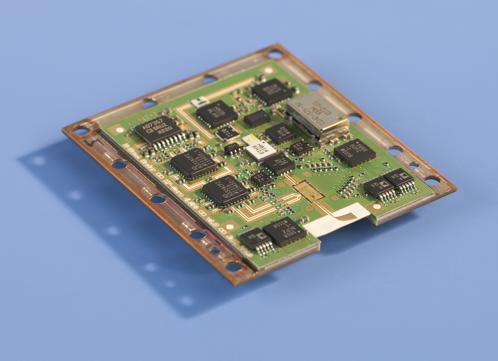 Thanks to a cost-effective mounting and interconnection technology as welll as specially developed circuit boards, the high-frequency module has been integrated onto a board measuring just 78 x 42 x 28 millimeters.