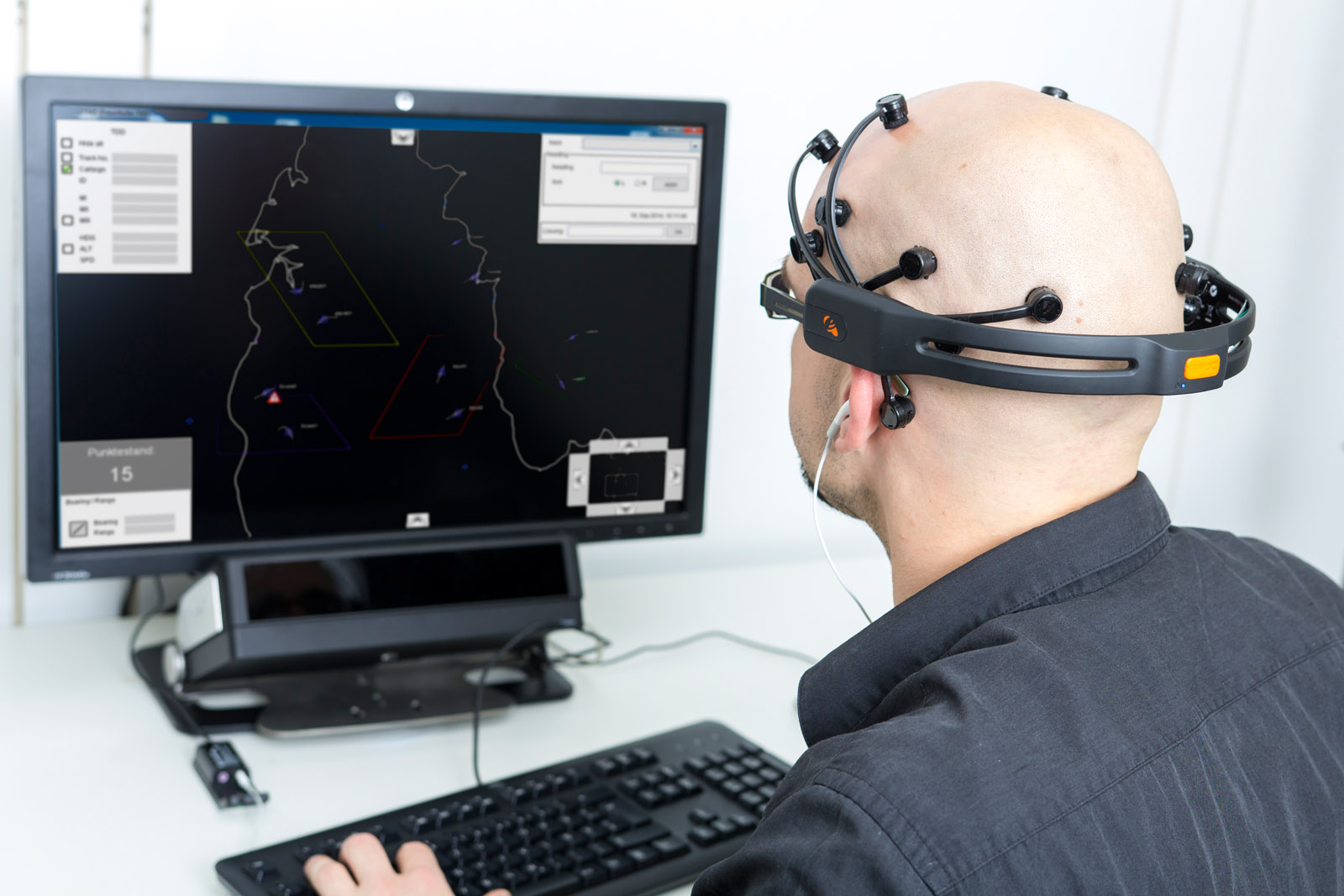 The interaction of man and machine is particularly important for air traffic controllers. A software from Fraunhofer FKIE assesses user states and human performance and passes this information on to the computer.