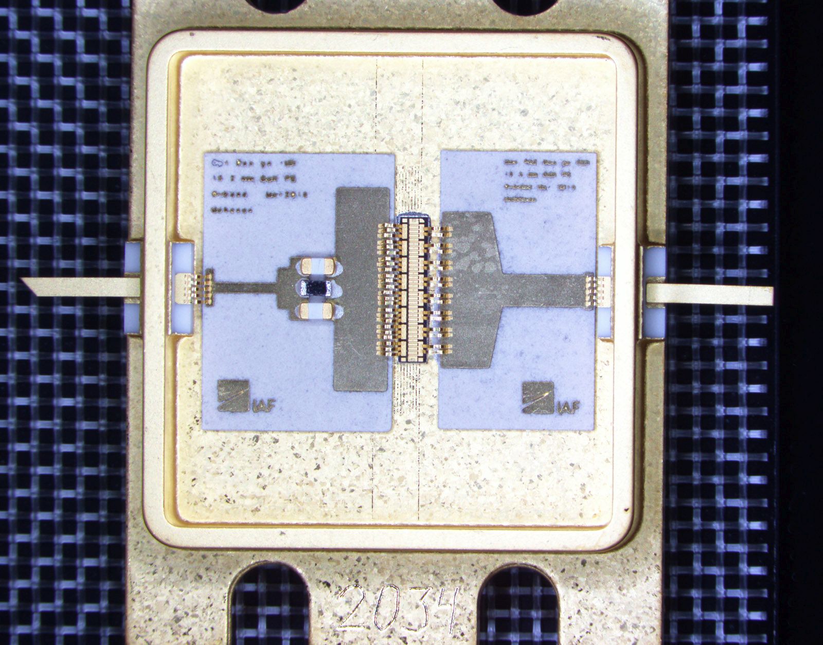 The power amplifier of the Fraunhofer IAF transmits at a frequency of 5.8 gigahertz. This frequency is needed for the new 5G mobile radio standard. The centrally placed gallium nitride (GaN) semi-conductor circuits are the central part of the packaged power amplifier. 