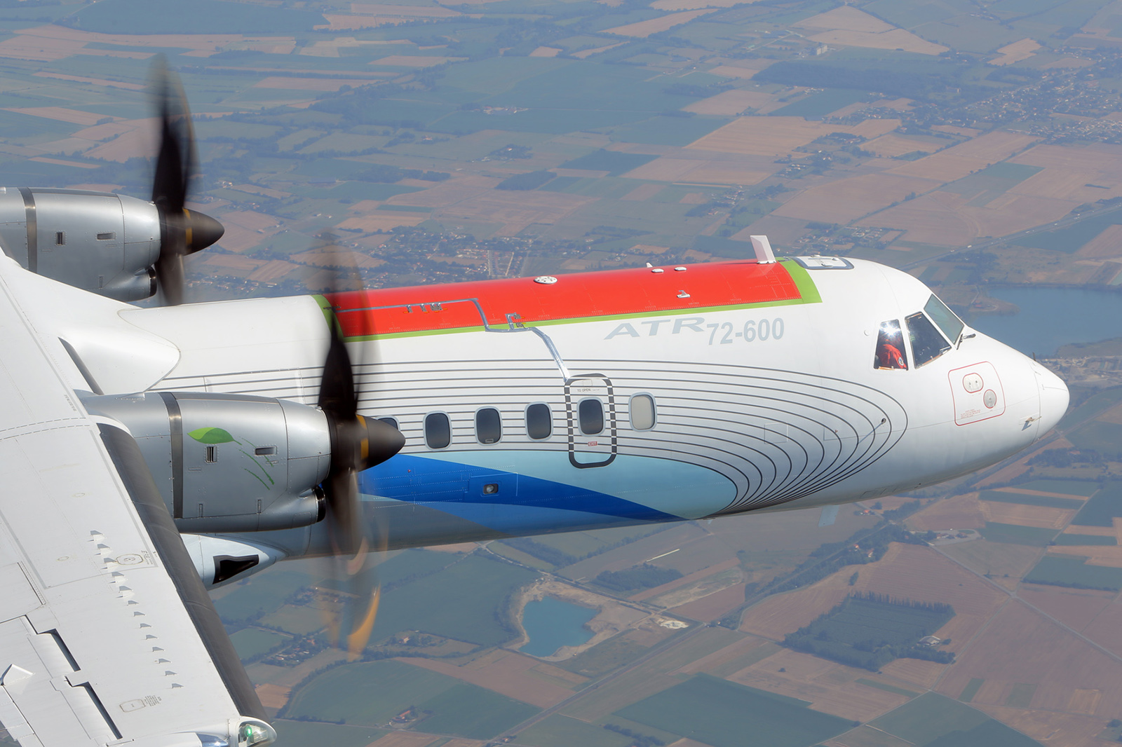 The test aircraft was a medium-range model for about 70 passengers. For flights, a CFRP component which was about five-by-three-meters long was used. This area is one of the most heavily stressed components during flight. 