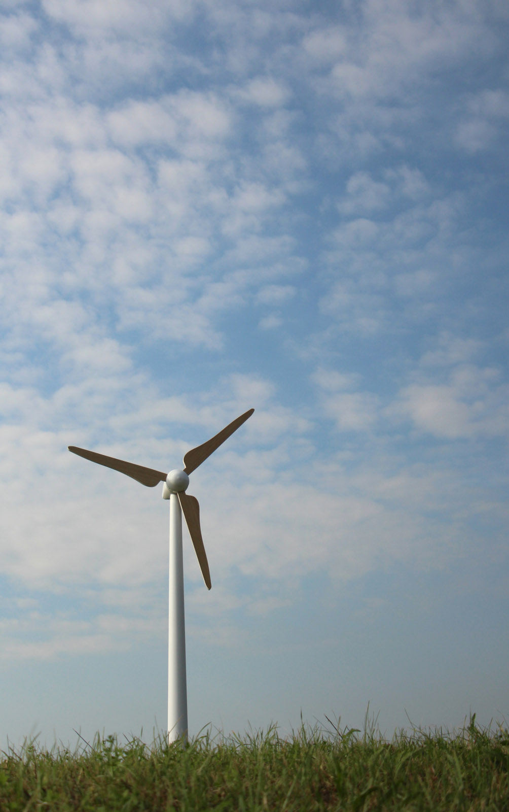 A model wind turbine with blades made from sandwich elements.