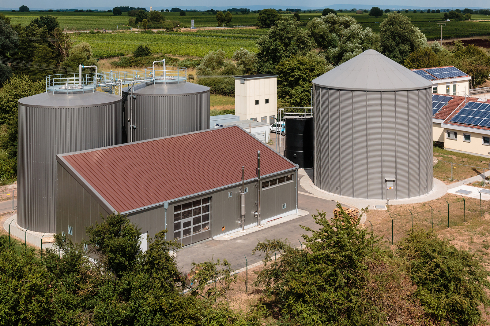 The two-stage high-load anaerobic digestion system in Edenkoben allows the wastewater treatment plant to cope with a higher effluent load during the wine harvest.