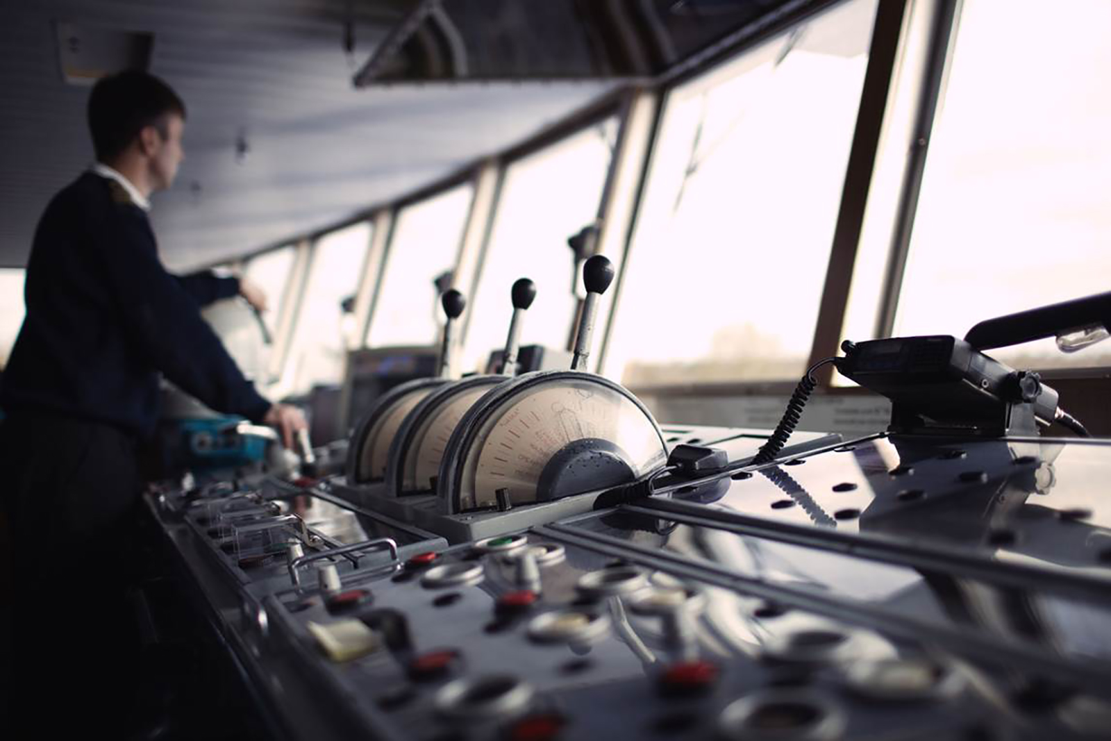 ... while the captain looks at the navigational situation from the bridge. The CyClaDes project developed concepts to improve the communication between two control centers onboard (Bridge and Engine Control Room).