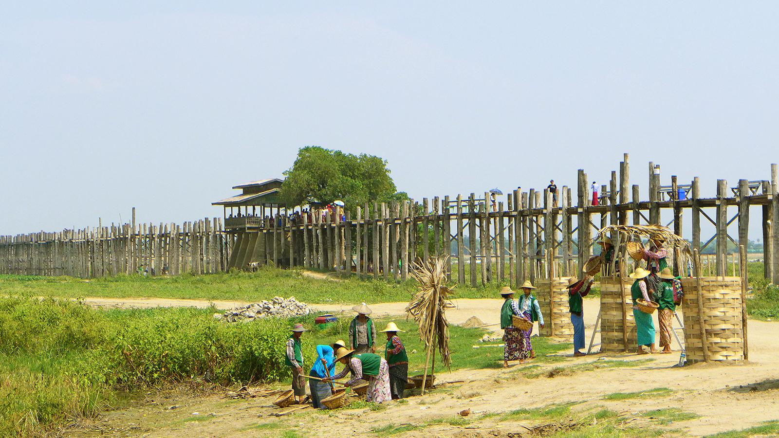 Many of the over 150-year-old posts that support the deck of the world’s longest teak bridge need to be replaced. The recovered wood will be reused to make handrails or rest benches along the footbridge. 