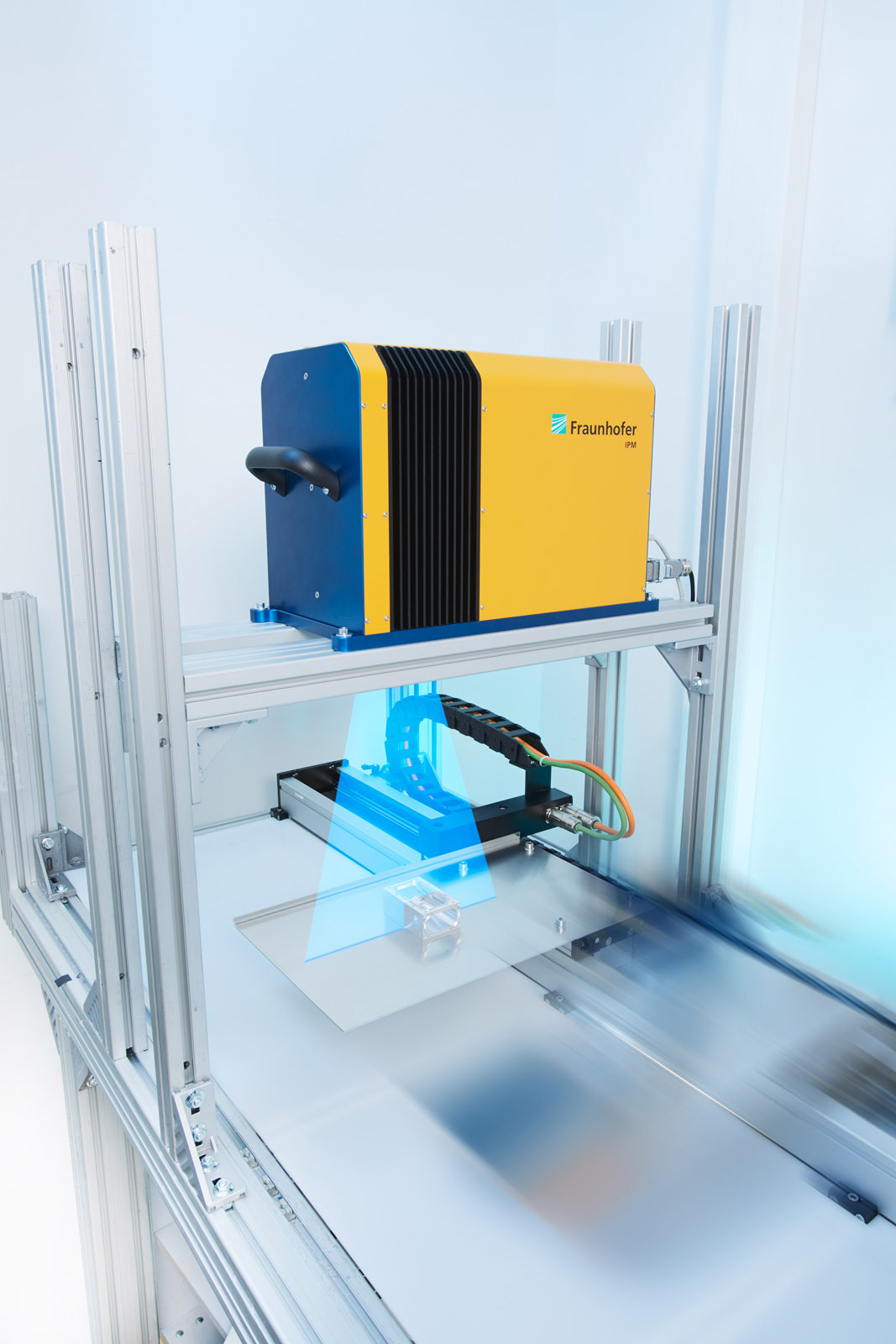 The fluorescence scanner – an imaging, inline measuring system – inspects components for impurities during the manufacturing process and identifies the exact point of contamination.