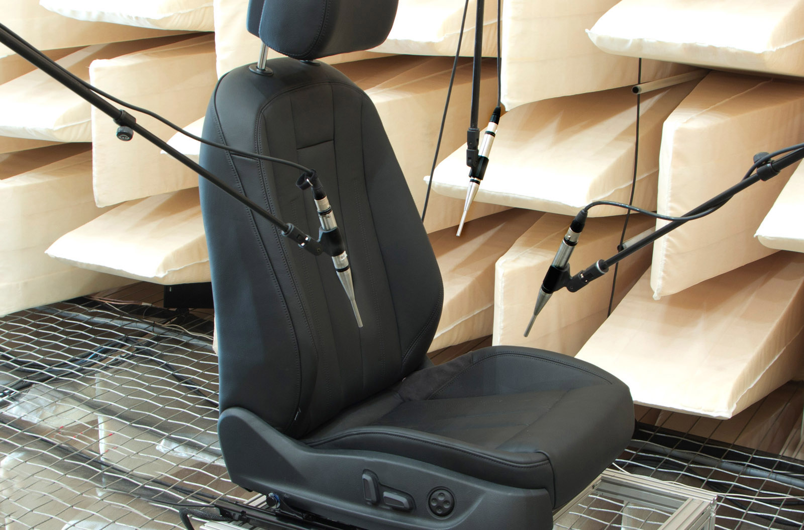 The Fraunhofer IDMT offers procedures for the end-of-line inspection of car parts, such as motors for seats, for the sake of automated quality analysis by means of airborne sound measurement.