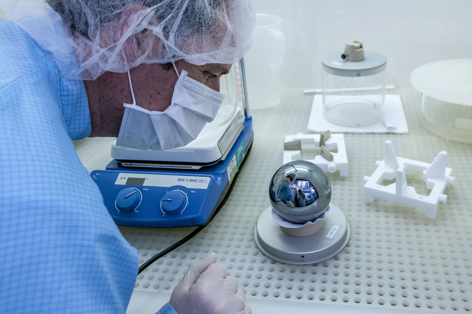 The silicon sphere to be coated must be handled like a raw egg. On the right in the picture: one of the three-point mounts.