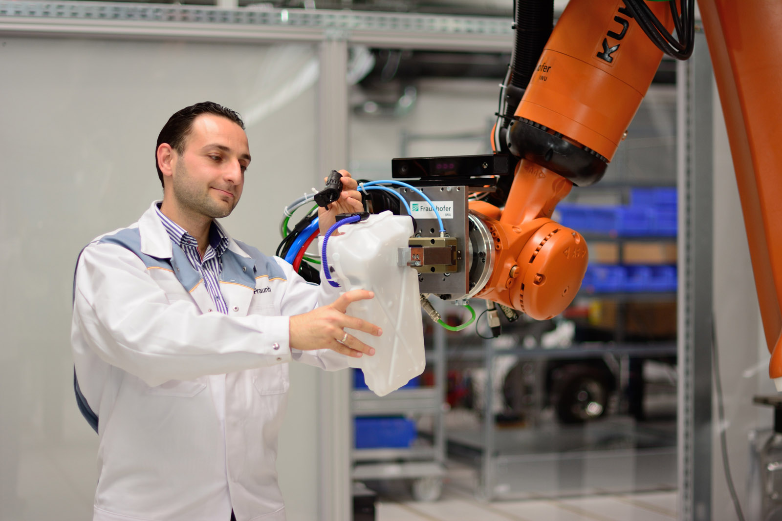 Good teamwork: The robot hands a component to its human colleague.