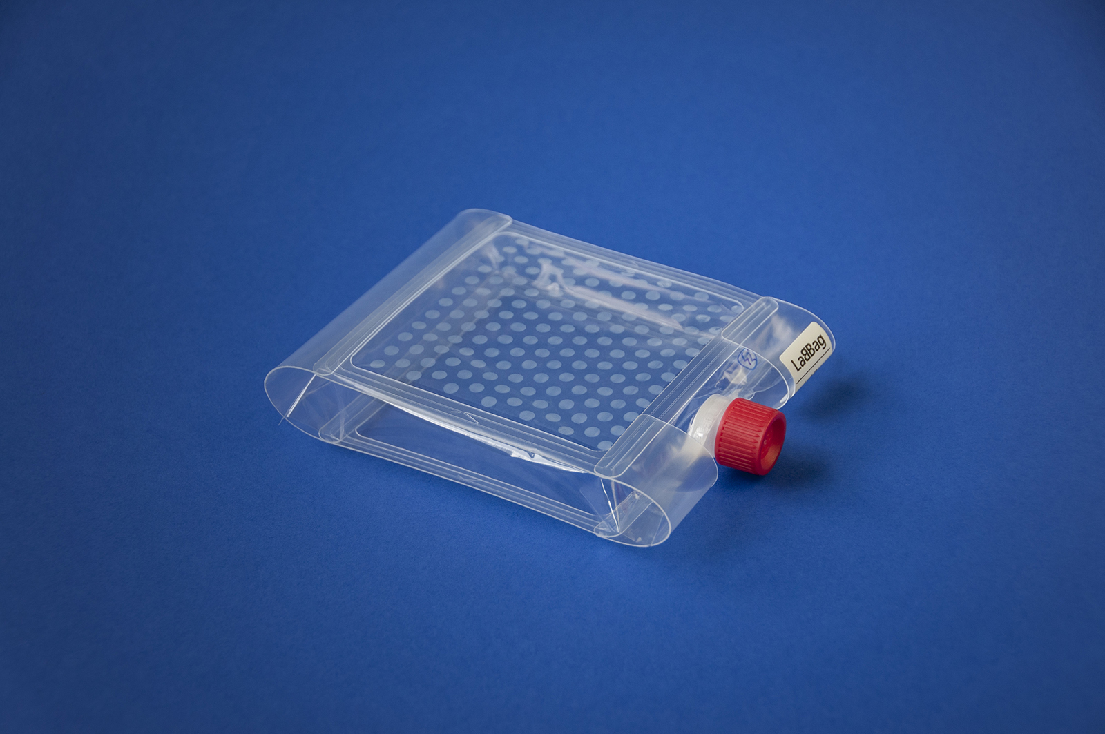 The mini laboratory is 150 mm long, 120 mm wide and 20 mm high. The screw cap is made using 3D printing. Hydrophilic spots are visible on the upper interior surface of the bag. 