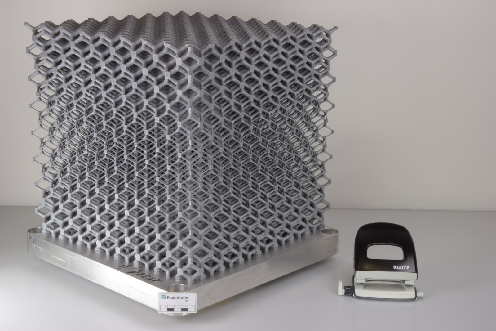 Lattice cube with edge lengthof 40 centimeters, one of thelargest metal structures manufacturedusing selective lasermelting (SLM).