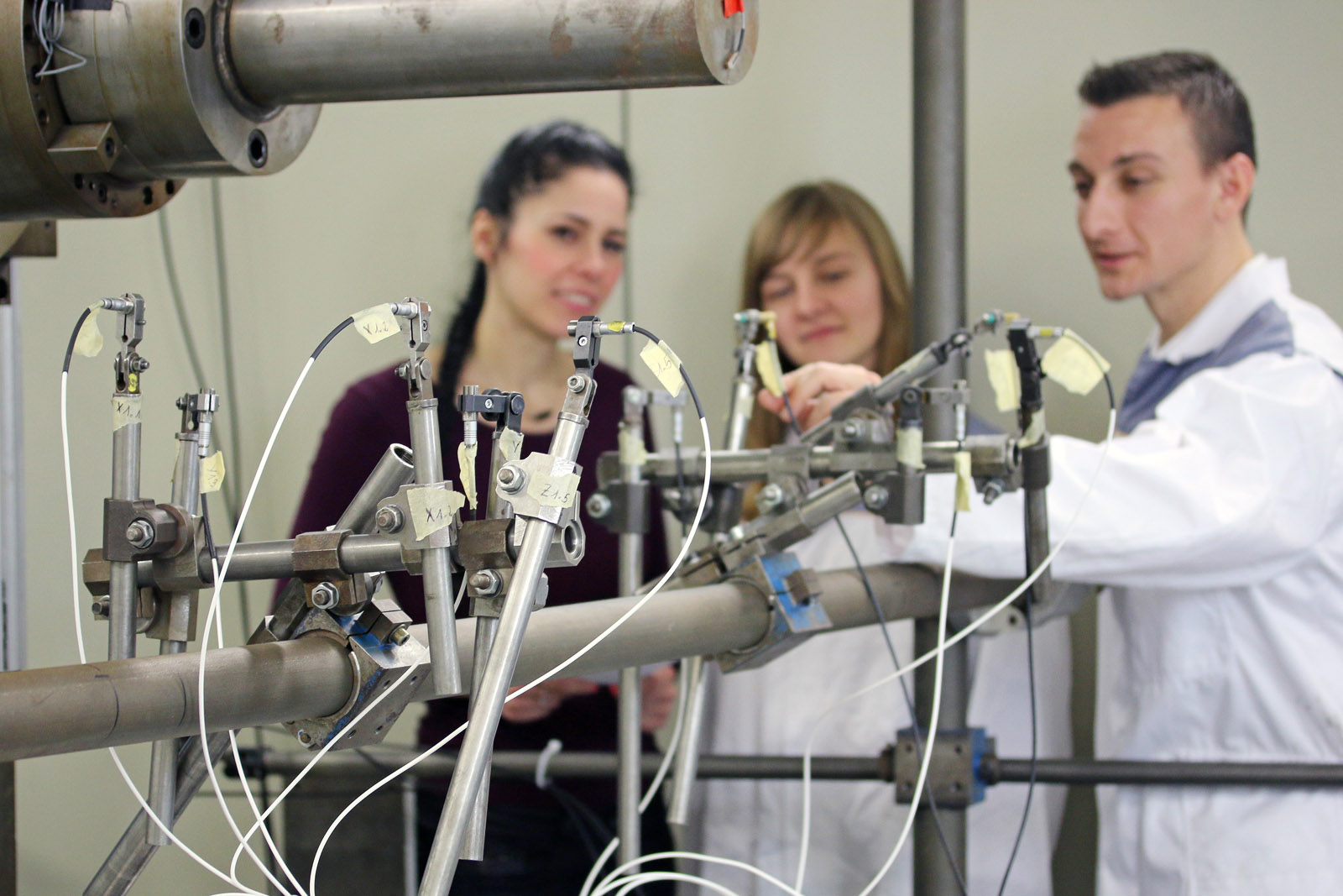 The researchers configure the measuring nest.