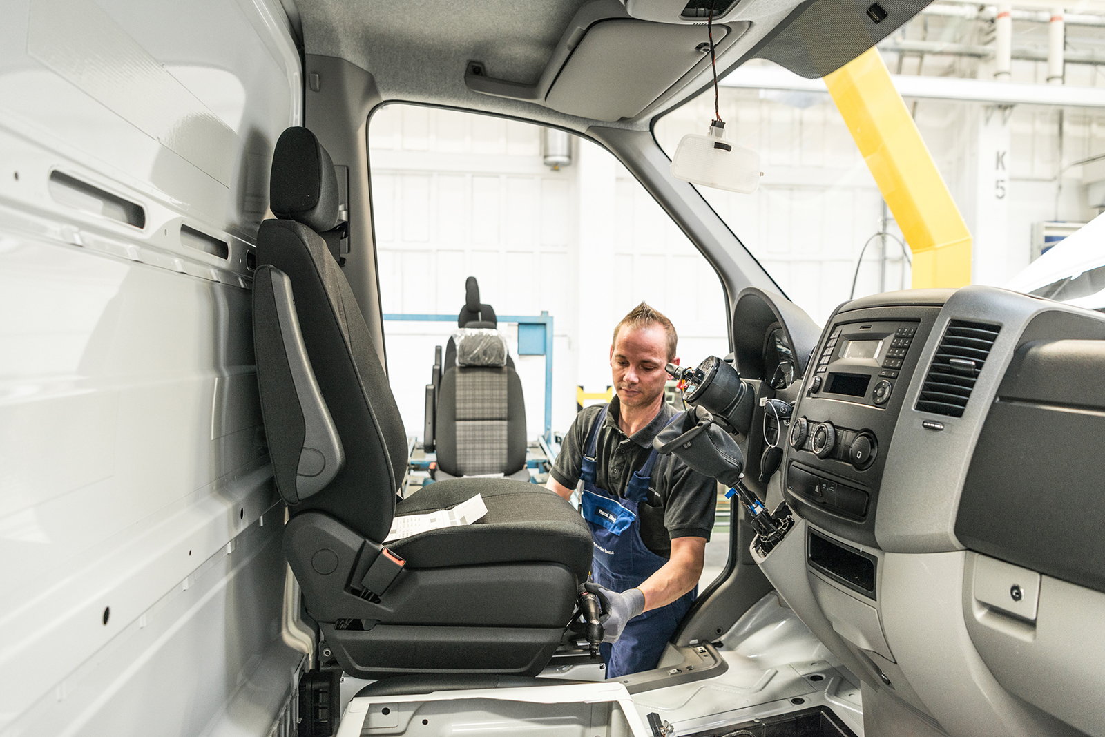 Interconnected technologies boost process reliability in manufacturing. First, side mirrors and seats were tagged with RFID tags in a pilot Phase.