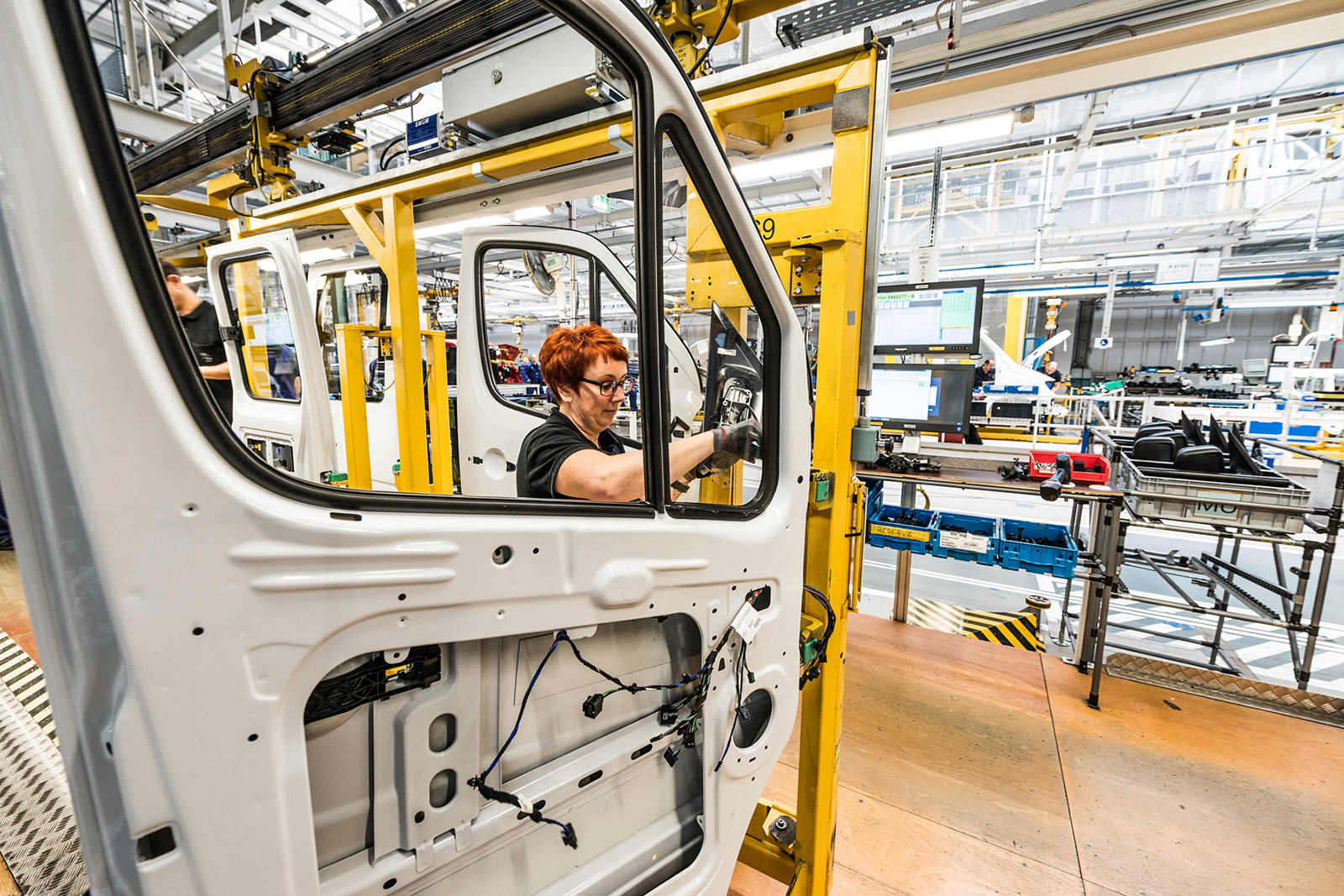 Interconnected technologies boost process reliability in manufacturing. First, side mirrors and seats were tagged with RFID tags in a pilot Phase.