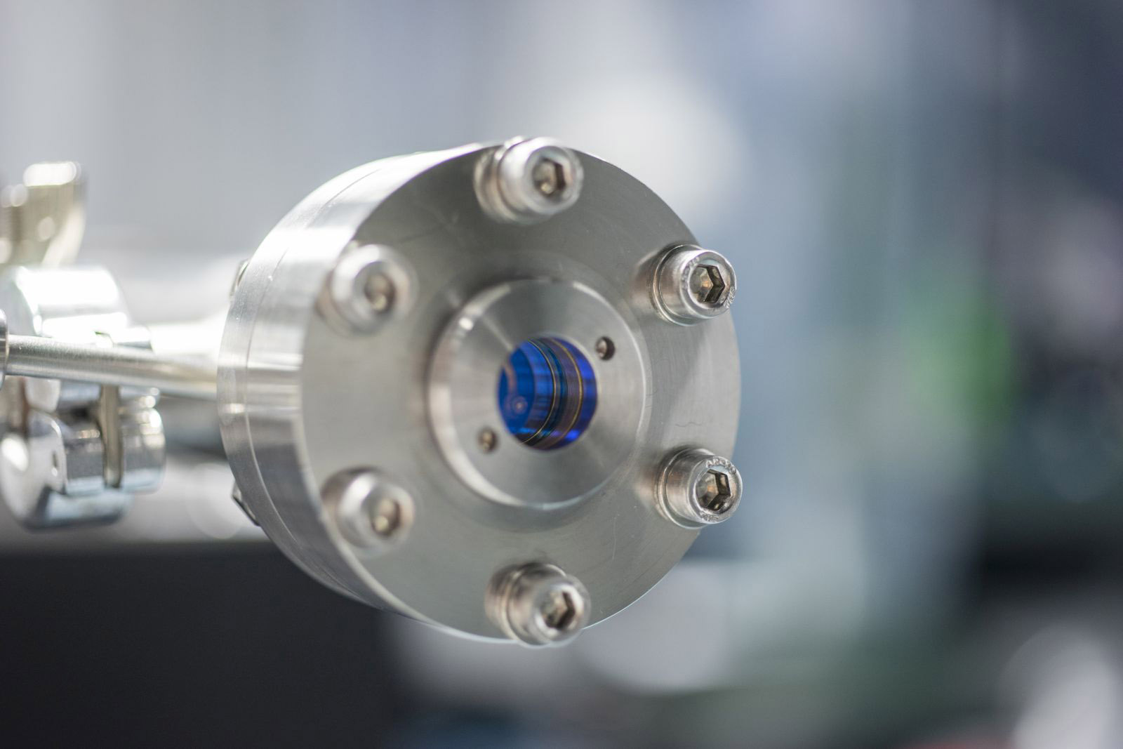 Filled with inert gas, the pressure chamber contains light-guiding hollow-core fibers. The gas and the light interact with each other. As a result, the optical spectrum widens and the pulses become shorter (30 fs).